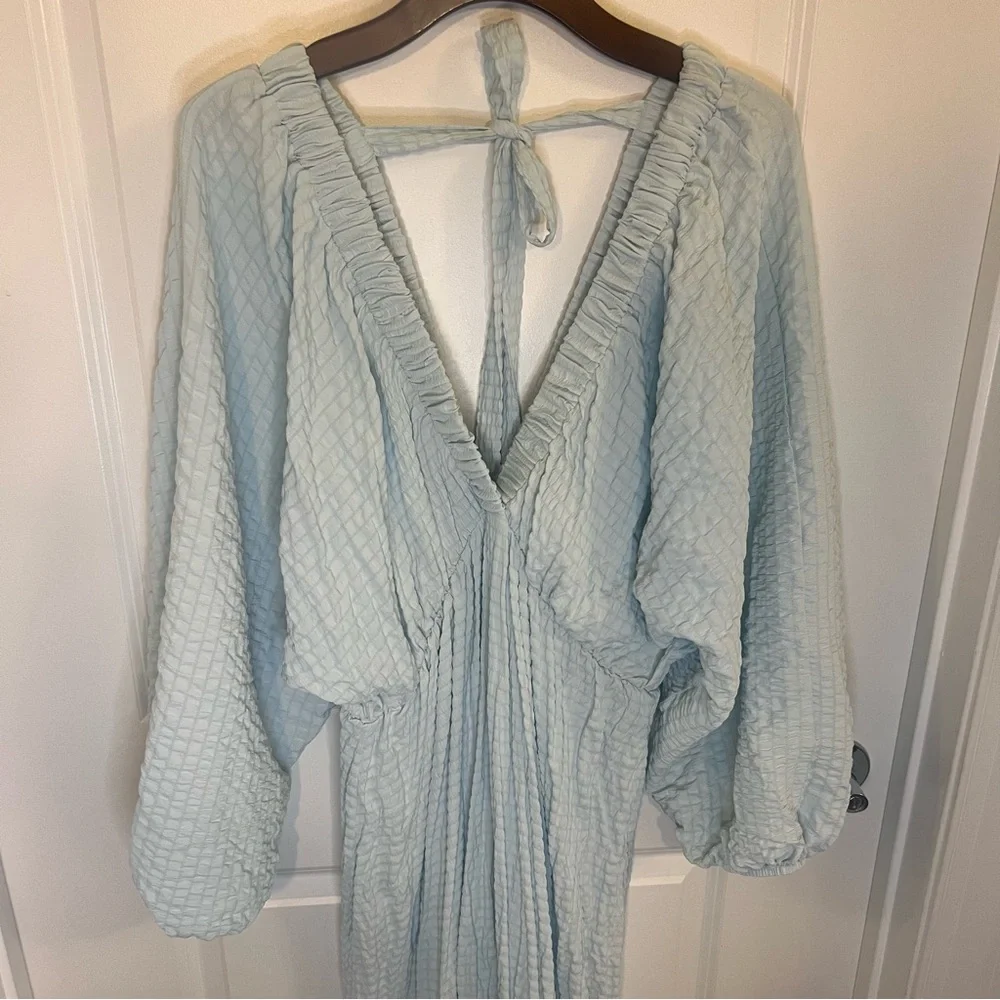 ASOS DESIGN textured plunge maxi dress with batwing sleeve in blue - Picture 7 of 11
